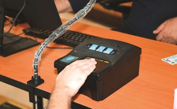 Travel ban for expats without biometric fingerprint